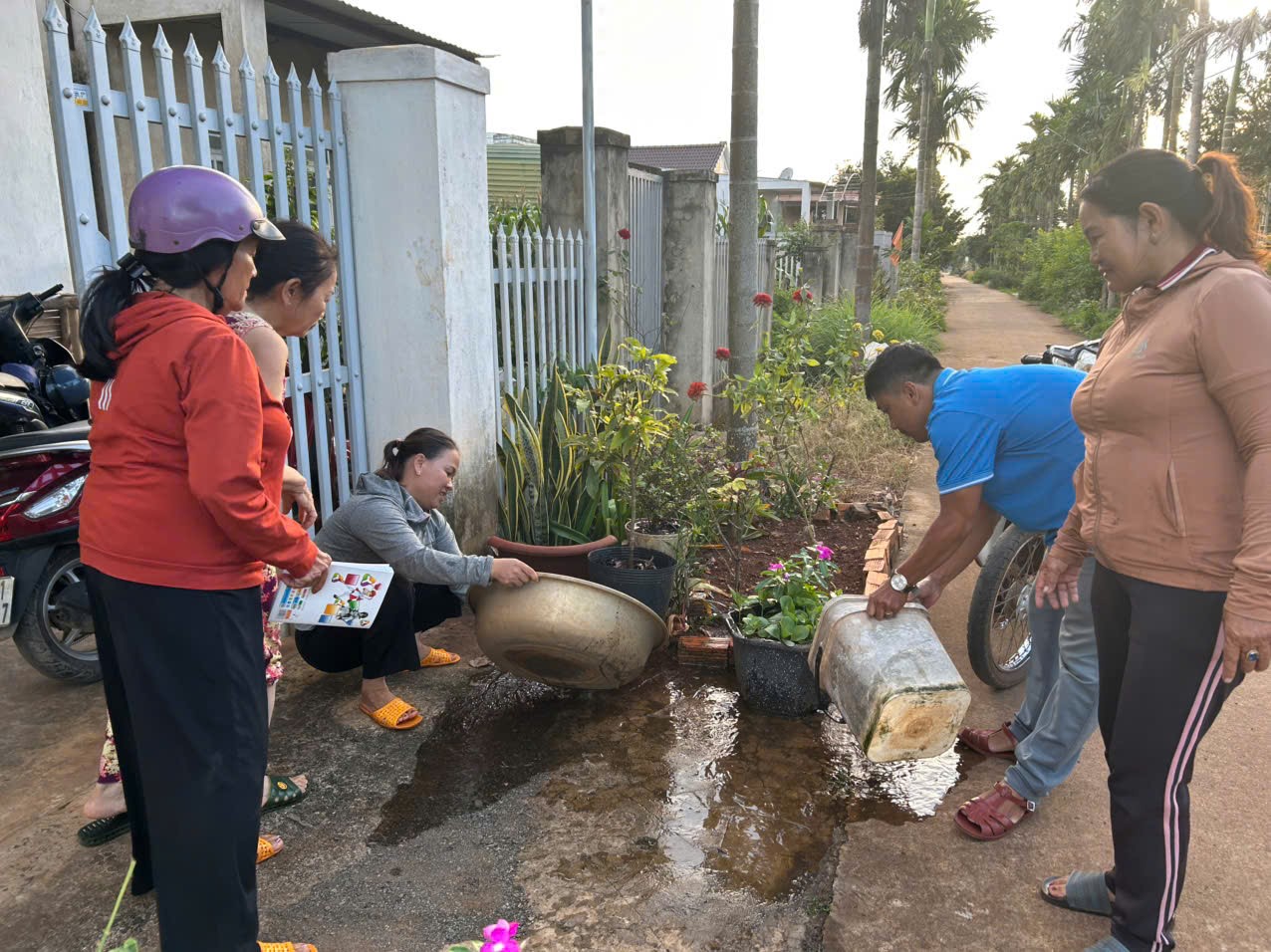 UBND xã Quảng Phú phát động tổ chức ra quân thực hiện chiến dịch diệt lăng quăng, bọ gậy phòng chống bệnh sốt xuất huyết